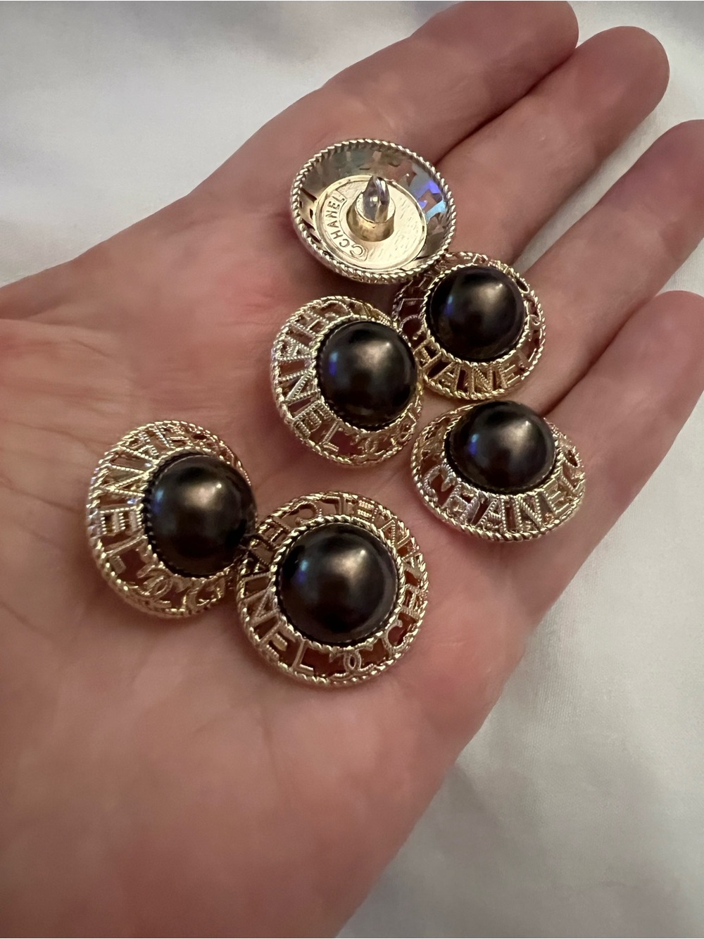 Iconic Ccstyle Black-faux(20mm- Set of 6)enamel/texture golden metal/stamp/shank